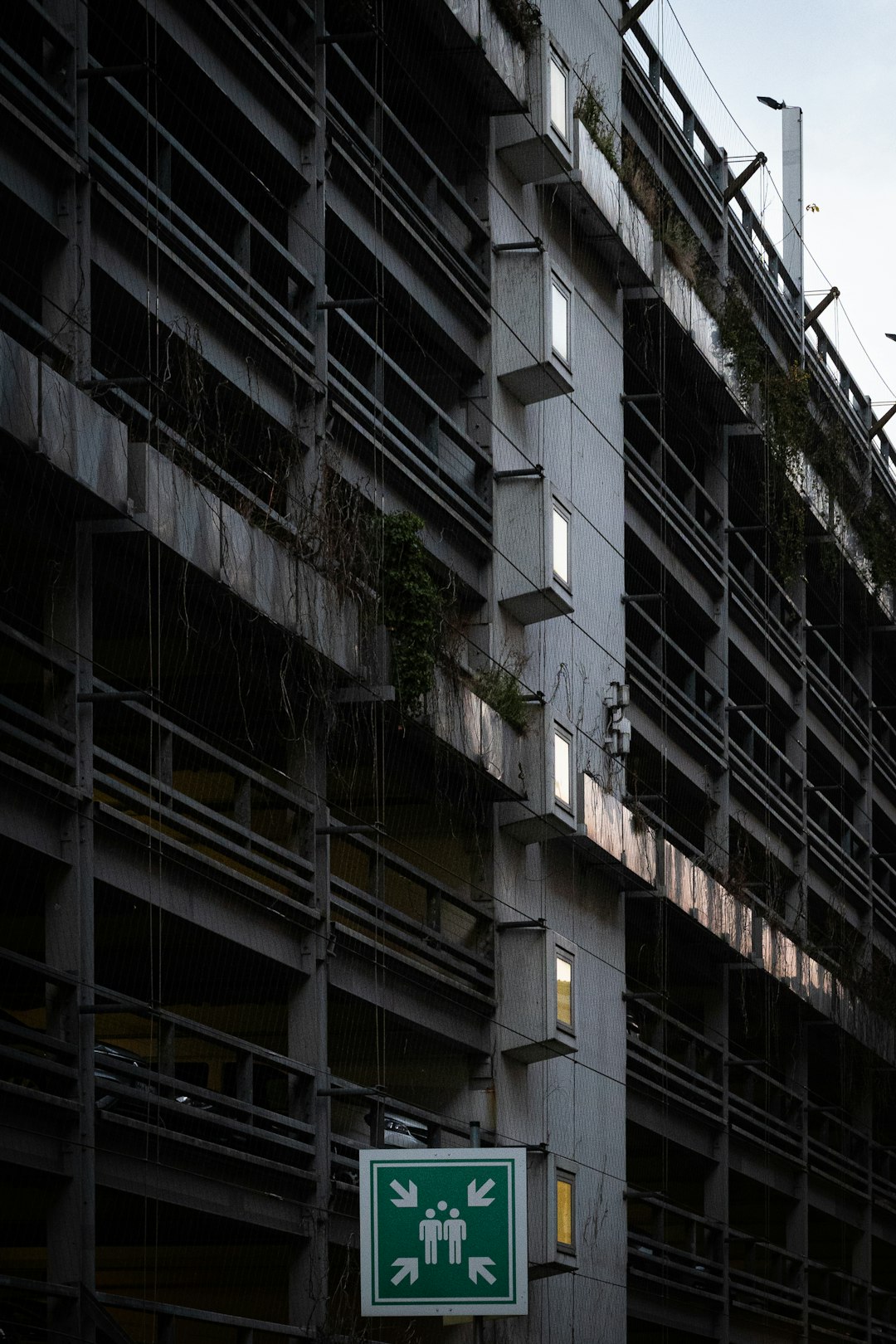 Interfaz de wallet con estética neón